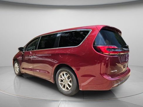 Used 2023 Chrysler Pacifica Touring-L FWD image 8