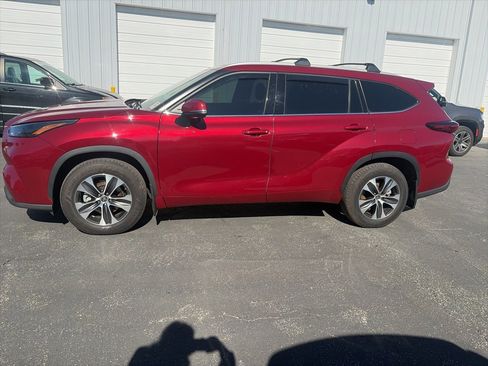 Used 2022 Toyota Highlander XLE image 4