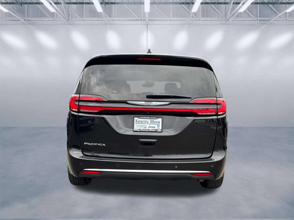 Used 2023 Chrysler Pacifica Touring-L FWD image 5