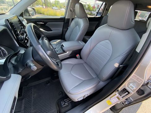Used 2022 Toyota Highlander XLE AWD/4WD image 11