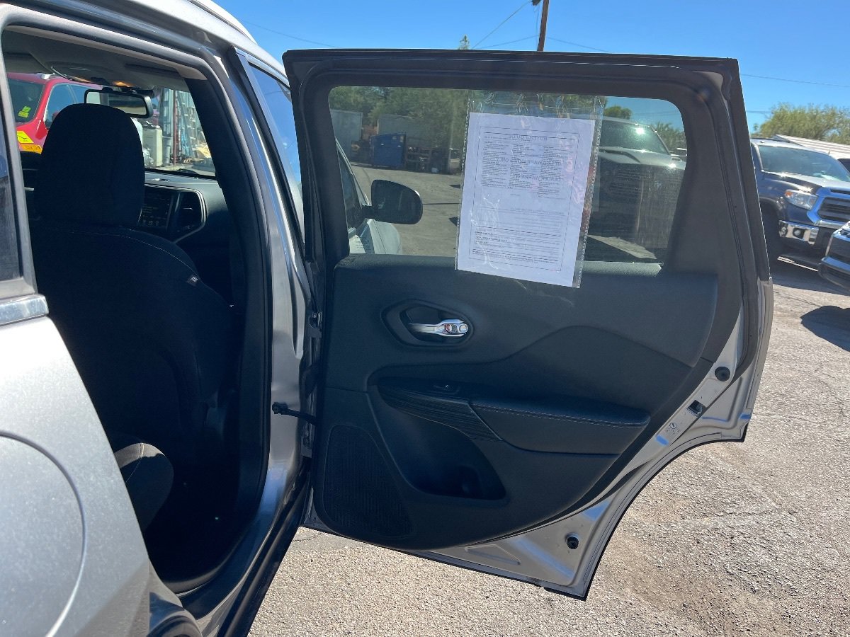 Used 2017 Jeep Cherokee Latitude FWD image 16