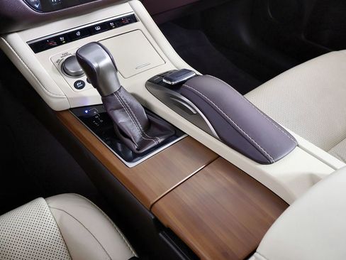 Used 2018 Lexus ES 300h w/ Luxury Package image 41