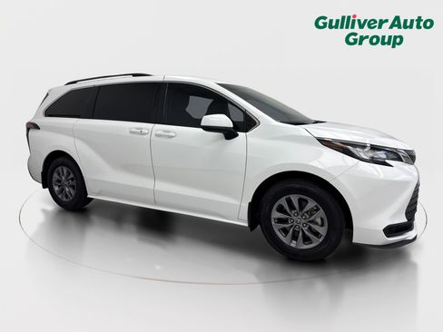 Used 2022 Toyota Sienna LE image 12