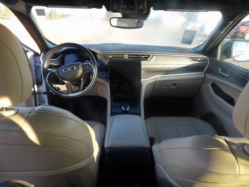 Used 2023 Jeep Grand Cherokee Limited image 12