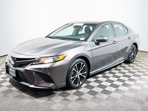 Used 2019 Toyota Camry SE FWD image 3