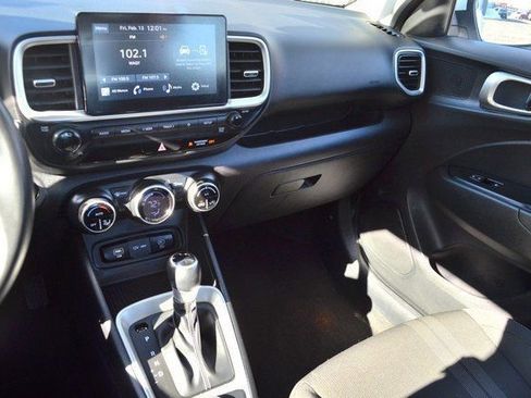 Used 2024 Hyundai Venue SEL image 24