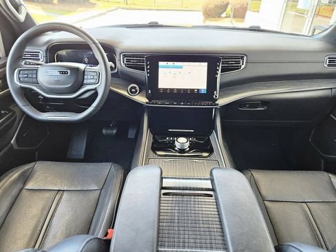 Used 2024 Jeep Wagoneer L Series II RWD image 15