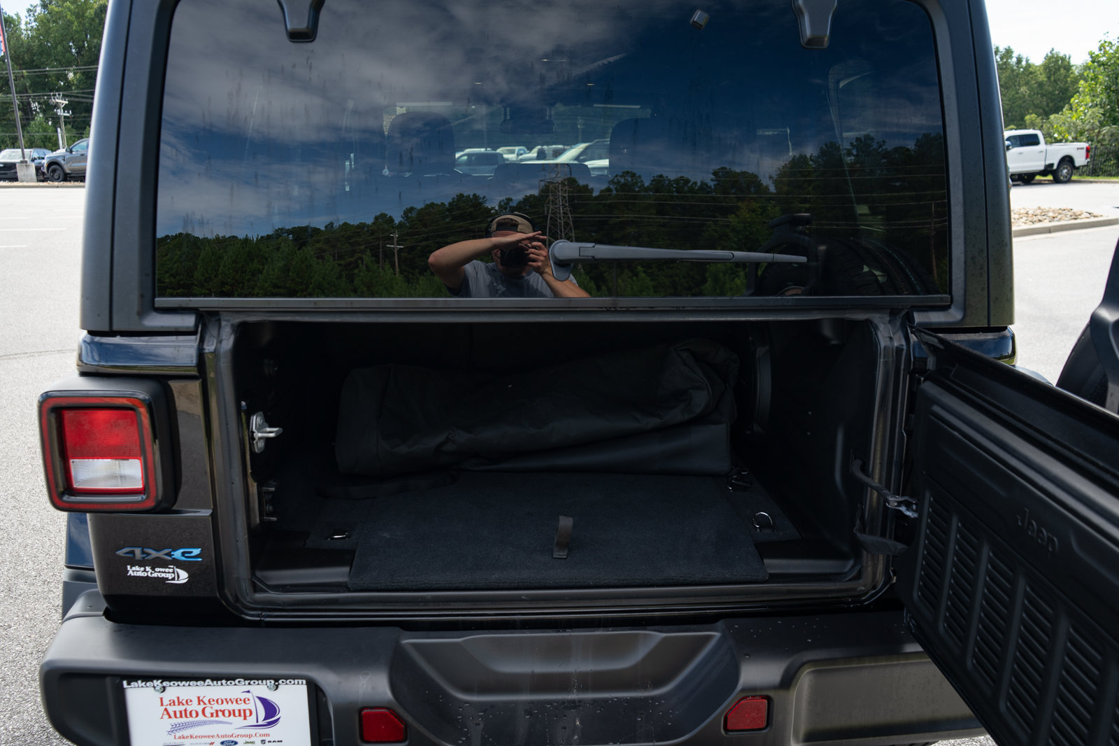 Used 2024 Jeep Wrangler Unlimited w/ Convenience Group AWD/4WD image 9