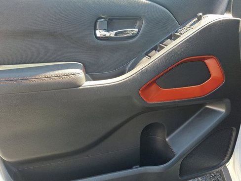 Used 2022 Nissan Frontier Pro-X image 12