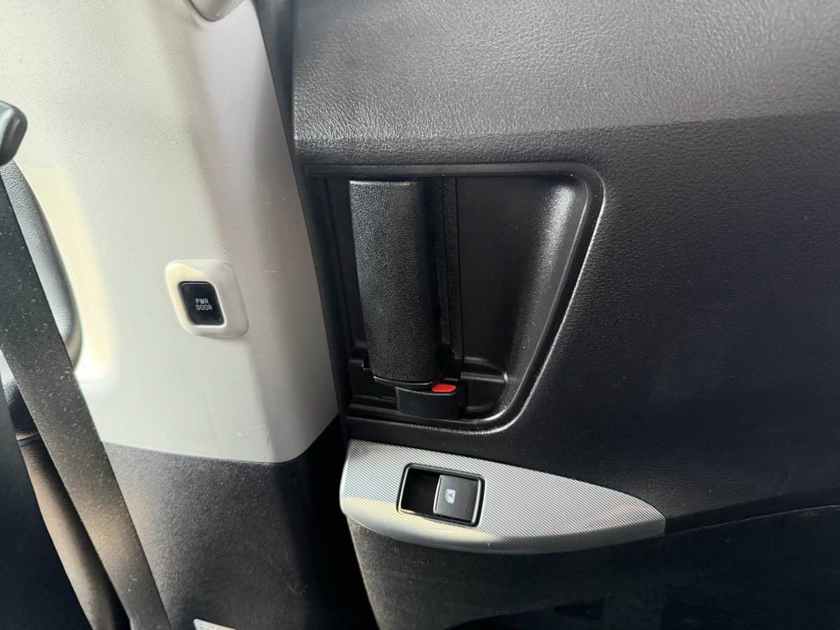 Used 2019 Toyota Sienna SE w/ Carpet Mat Package FWD image 35