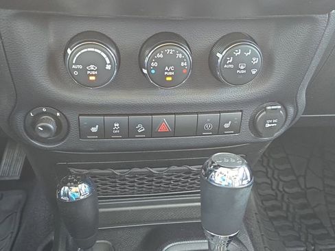 Used 2015 Jeep Wrangler Unlimited Rubicon w/ Connectivity Group AWD/4WD image 23