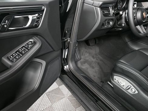 Certified 2025 Porsche Macan image 7
