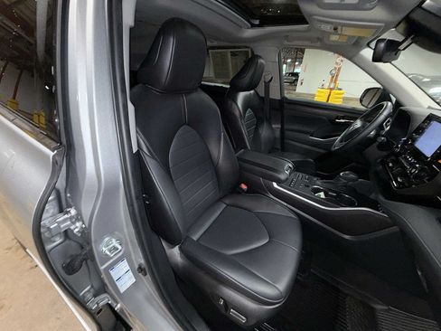 Used 2022 Toyota Highlander XLE AWD/4WD image 16
