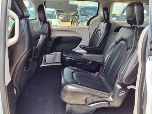 Used 2024 Chrysler Pacifica Touring-L FWD image 22