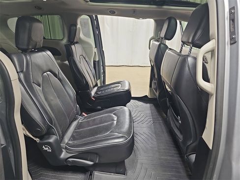Used 2018 Chrysler Pacifica Limited image 14