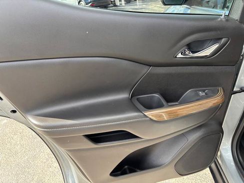 Used 2023 GMC Acadia SLE image 13