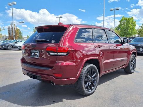 Used 2021 Jeep Grand Cherokee Laredo X AWD/4WD image 3