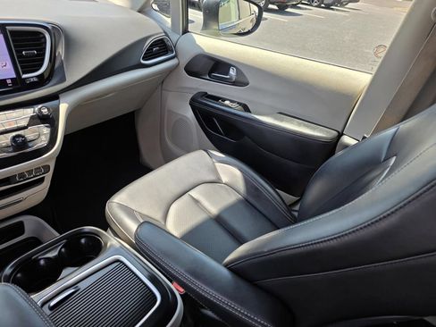 Used 2023 Chrysler Pacifica Touring-L FWD image 28