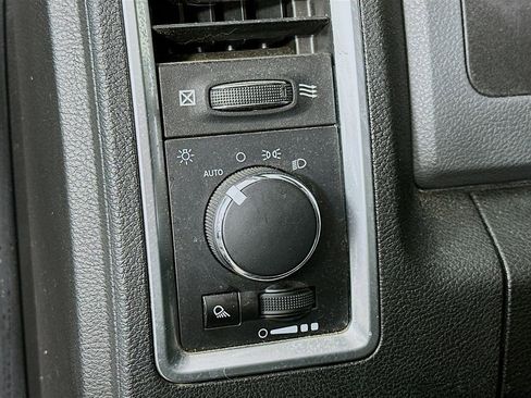 Certified 2019 RAM 1500 Classic SLT w/ Luxury Group image 16