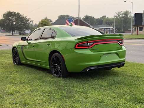 Used 2017 Dodge Charger SXT w/ Plus Group RWD image 5