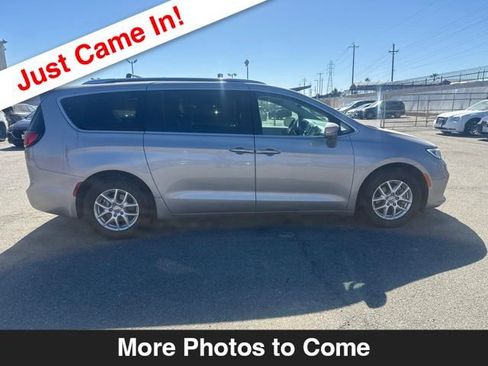 Used 2021 Chrysler Pacifica Touring-L FWD image 7