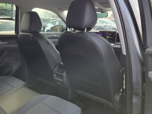 Certified 2025 Volkswagen Tiguan SE image 43