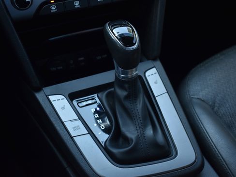 Used 2017 Hyundai Elantra Limited w/ Limited Tech Package 04 image 27