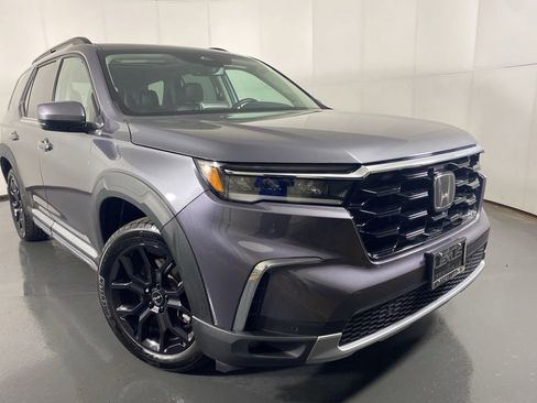 Used 2025 Honda Pilot Touring image 2