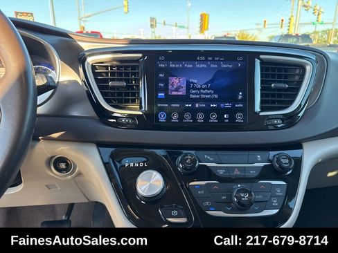 Used 2017 Chrysler Pacifica Touring-L image 42