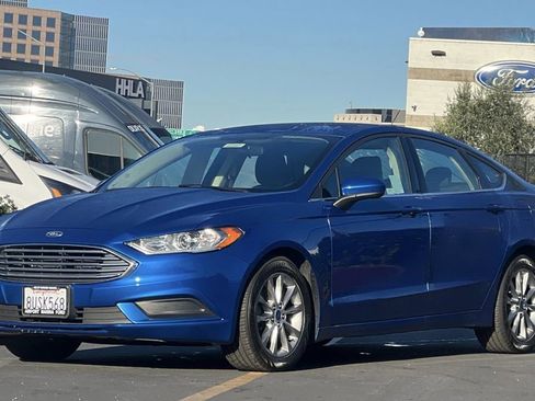 Used 2017 Ford Fusion SE w/ Fusion SE Technology Package image 10
