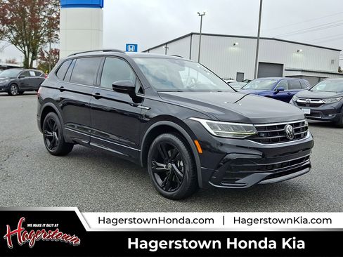 Used 2023 Volkswagen Tiguan SE R-Line image 1
