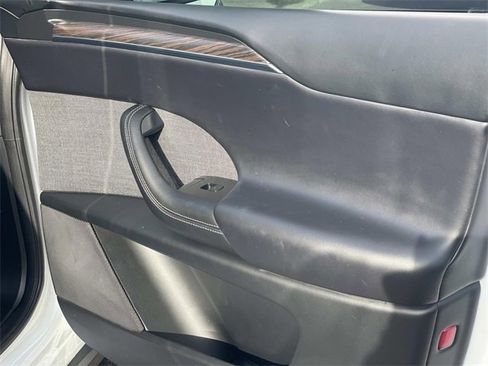 Used 2022 Tesla Model X image 35