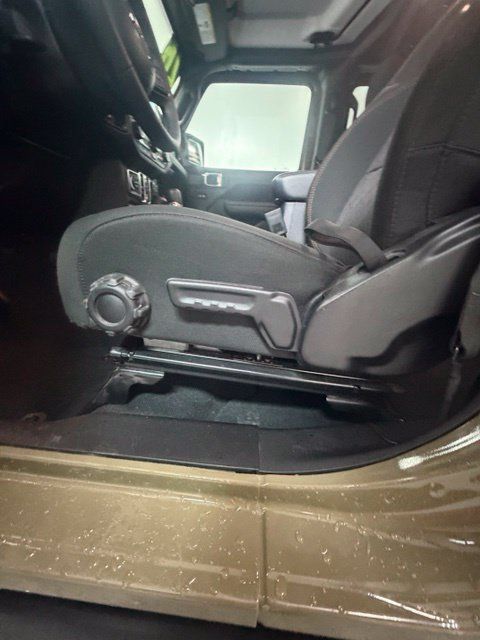 Used 2026 Jeep Gladiator Mojave AWD/4WD image 14