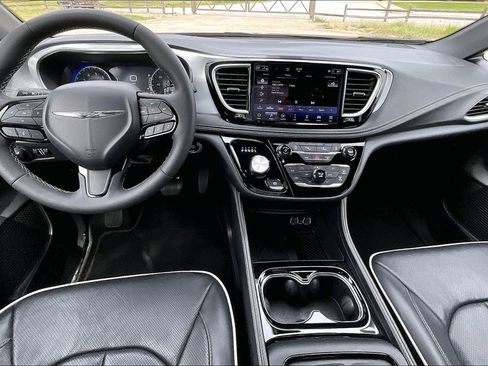 Used 2025 Chrysler Pacifica Limited FWD image 13