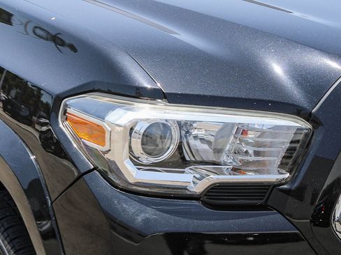 Used 2018 Toyota Tacoma SR5 RWD image 5