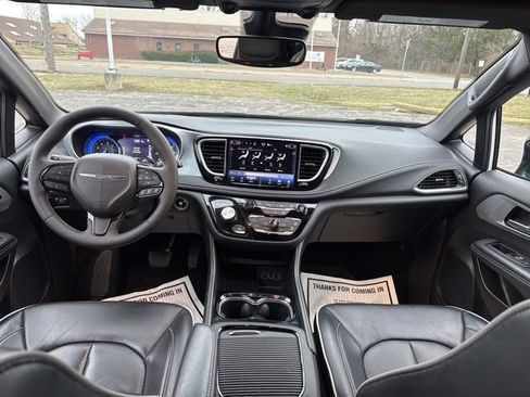 Used 2025 Chrysler Pacifica Limited image 22