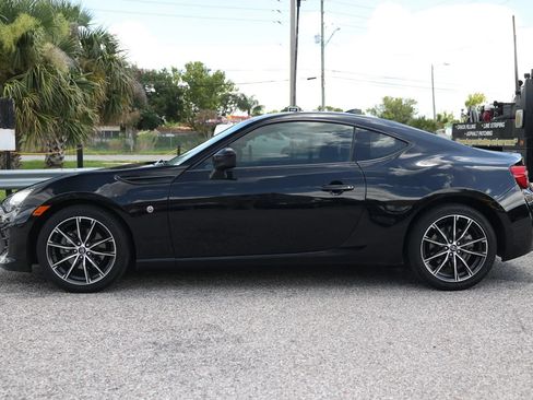 Used 2017 Toyota 86 RWD image 3
