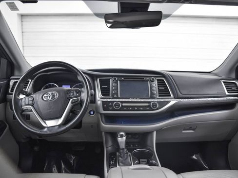 Used 2018 Toyota Highlander image 24