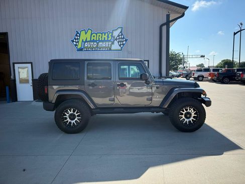 Used 2017 Jeep Wrangler Unlimited Sahara AWD/4WD image 7