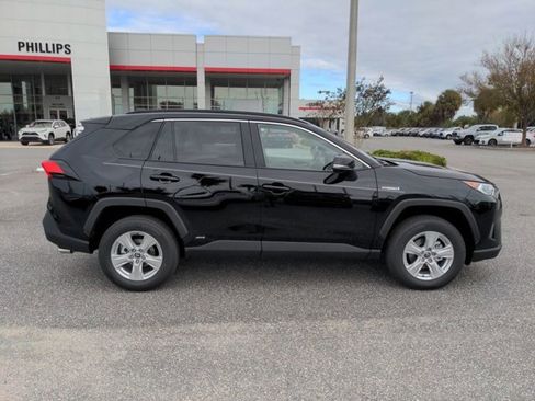 Used 2021 Toyota RAV4 XLE image 3