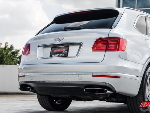 Used 2017 Bentley Bentayga AWD/4WD image 28
