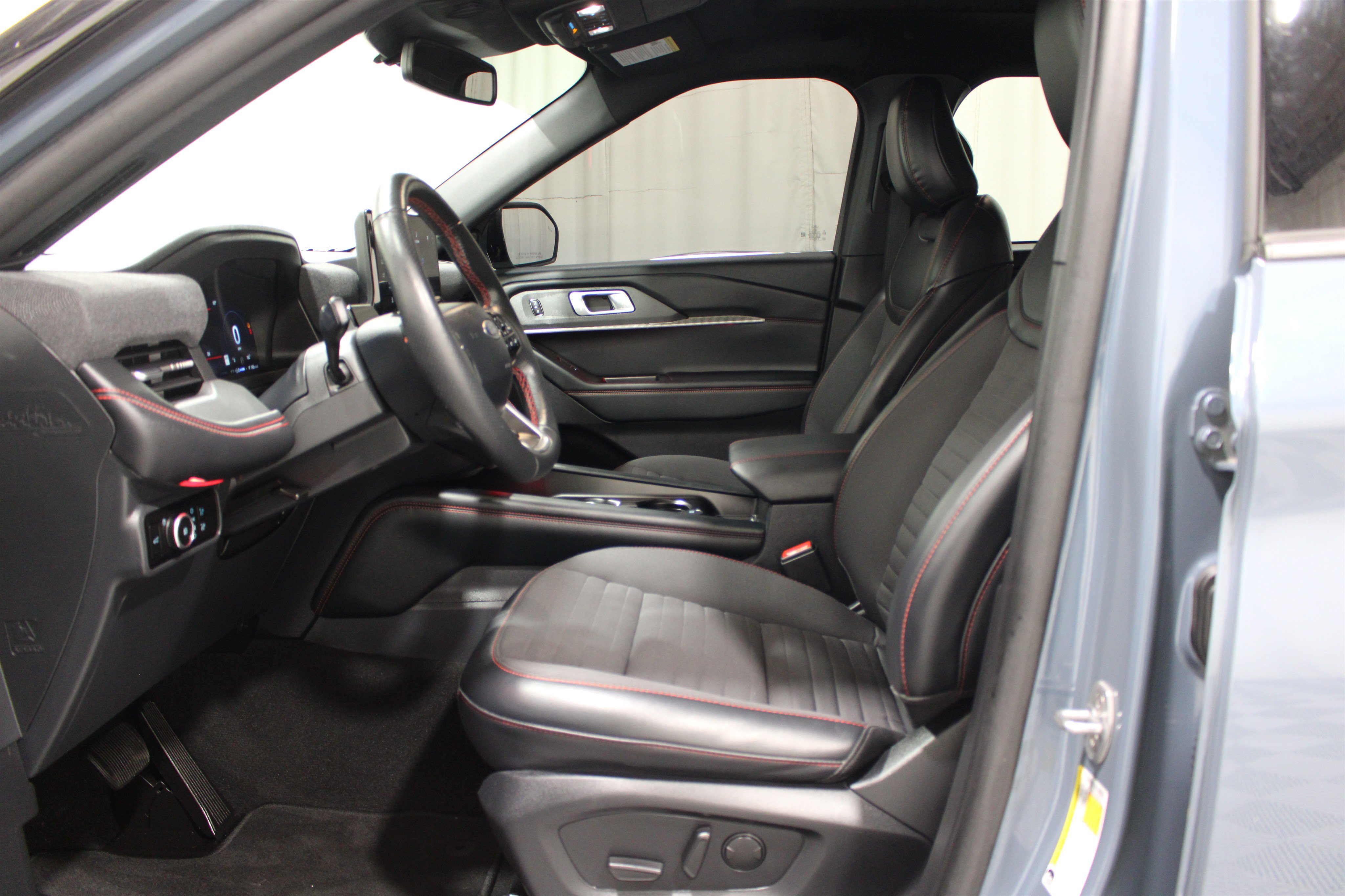 Used 2025 Ford Explorer ST-Line w/ Premium Package AWD/4WD image 3