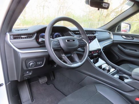 New 2025 Jeep Grand Cherokee Altitude image 18