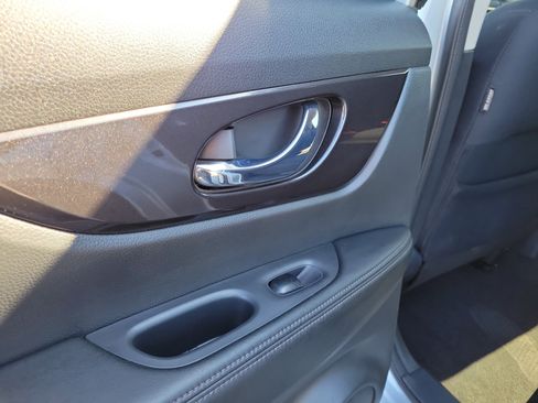 Certified 2018 Nissan Rogue SV image 13