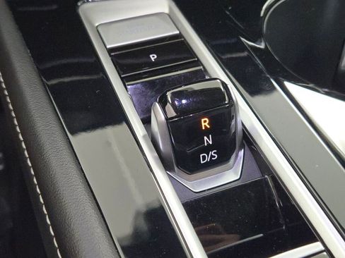 Used 2024 Volkswagen Atlas SE image 31