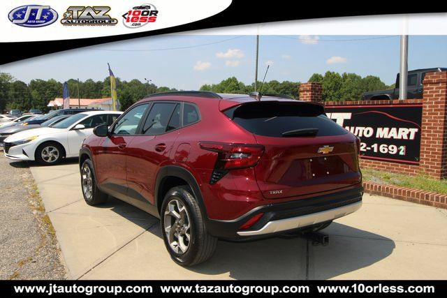 Used 2025 Chevrolet Trax LT w/ LT Convenience Package FWD image 5