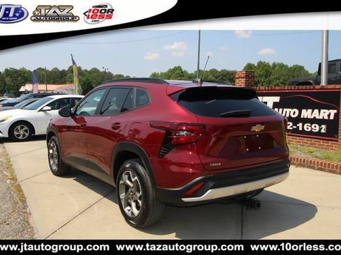 Used 2025 Chevrolet Trax LT w/ LT Convenience Package FWD image 5