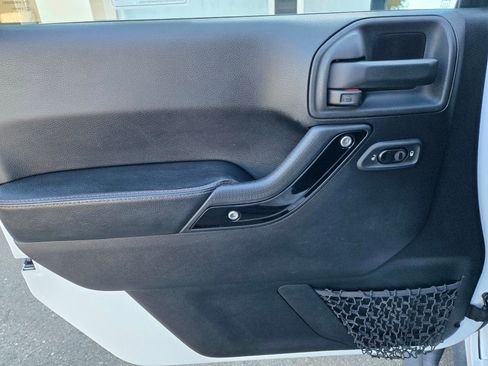 Used 2012 Jeep Wrangler Unlimited Sahara image 20