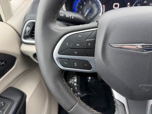 Used 2023 Chrysler Pacifica Touring-L FWD image 4
