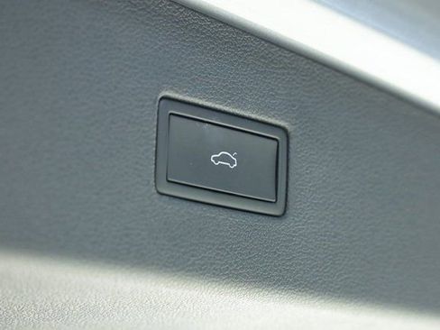 Certified 2022 Volkswagen Tiguan SE image 36